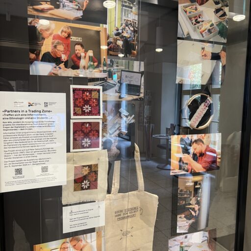 Projekteinblick im analogen Raum: Die Vitrine am Völkerkundemuseum UZH